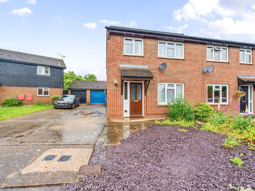 3 bed semidetached house for sale in Emerald Close, Wokingham