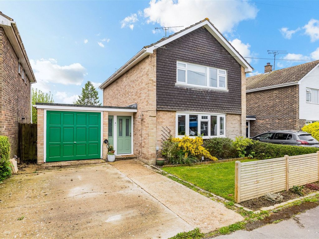 3 bed detached house for sale in Station Road, Lingfield RH7, £580,000