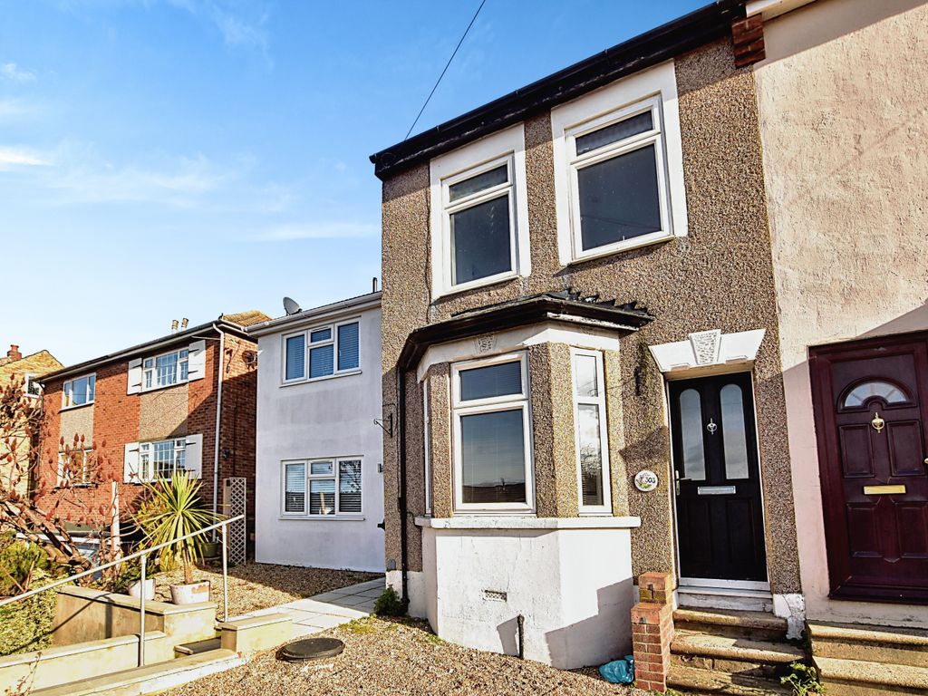 3 bed semidetached house to rent in Beacon Road, Chatham, Kent ME5