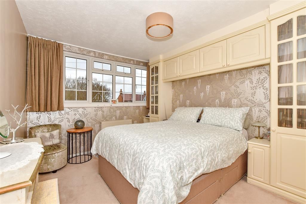4 bed semidetached house for sale in Ingrave Road, Brentwood, Essex
