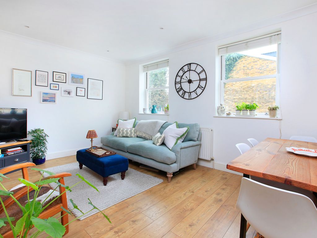 2 bed flat for sale in Ravenswood Road, Balham, London SW12, £550,000