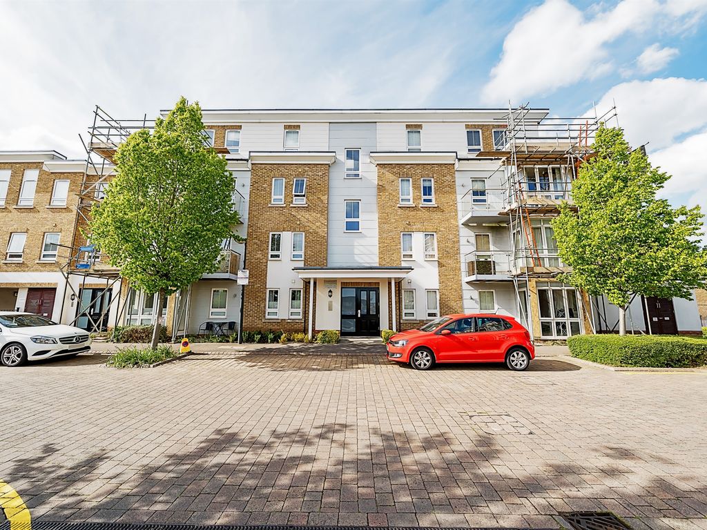 2 bed flat for sale in Kingfisher Drive, Maidenhead SL6, £325,000 Zoopla