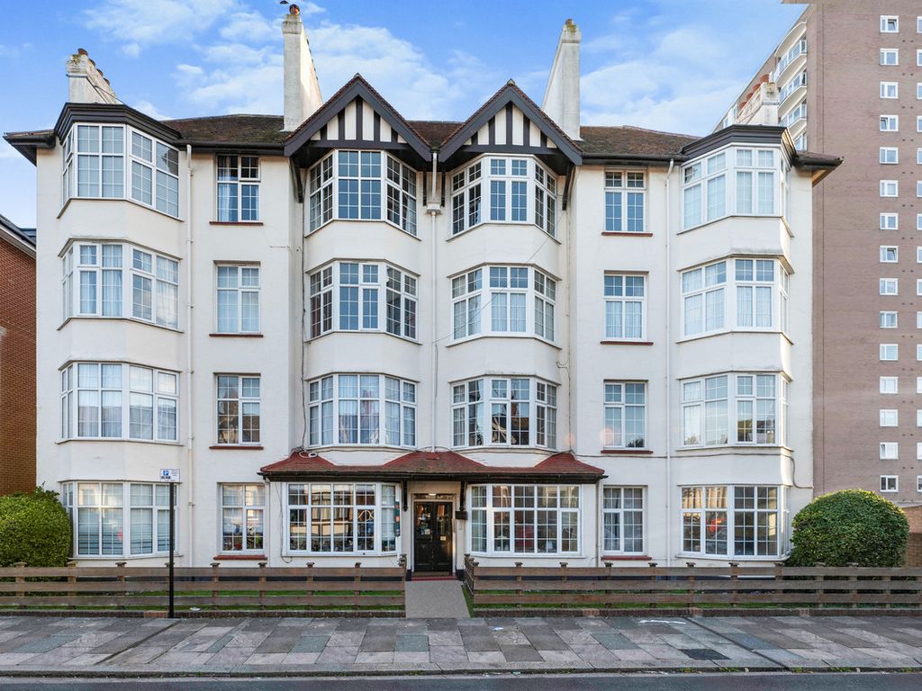 3 bed flat to rent in Alexandra Road, SouthendOnSea SS1, £1,300 pcm Zoopla