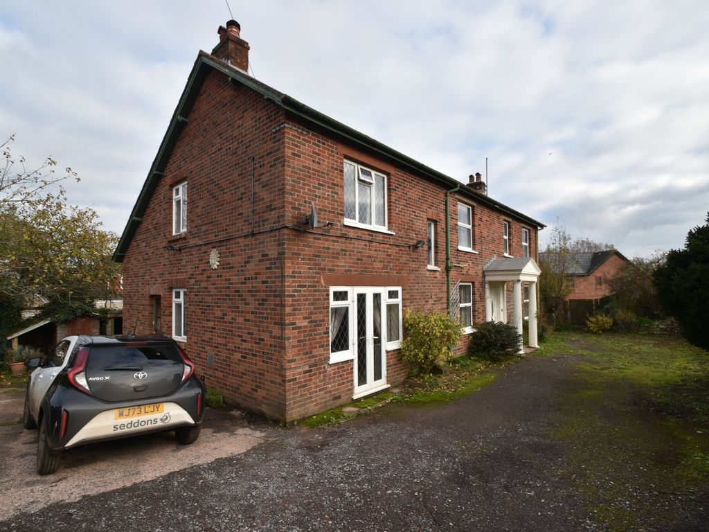 4 bed detached house to rent in Higher Street, Cullompton, Devon EX15