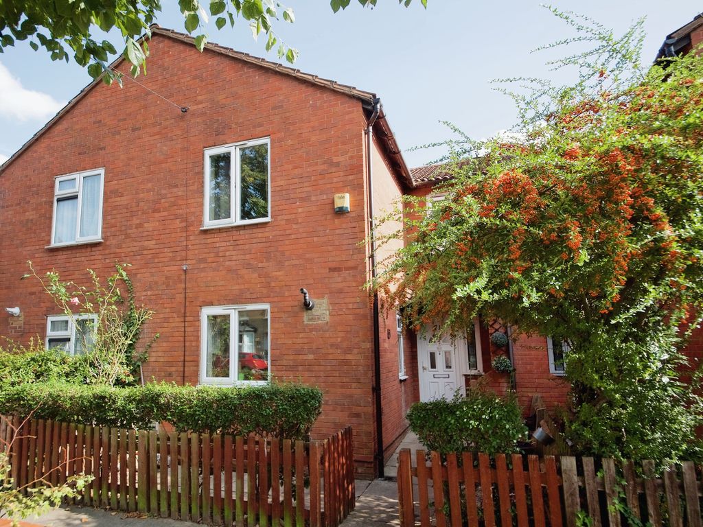 3 bed terraced house for sale in Cobden Road, Leytonstone E11, £550,000
