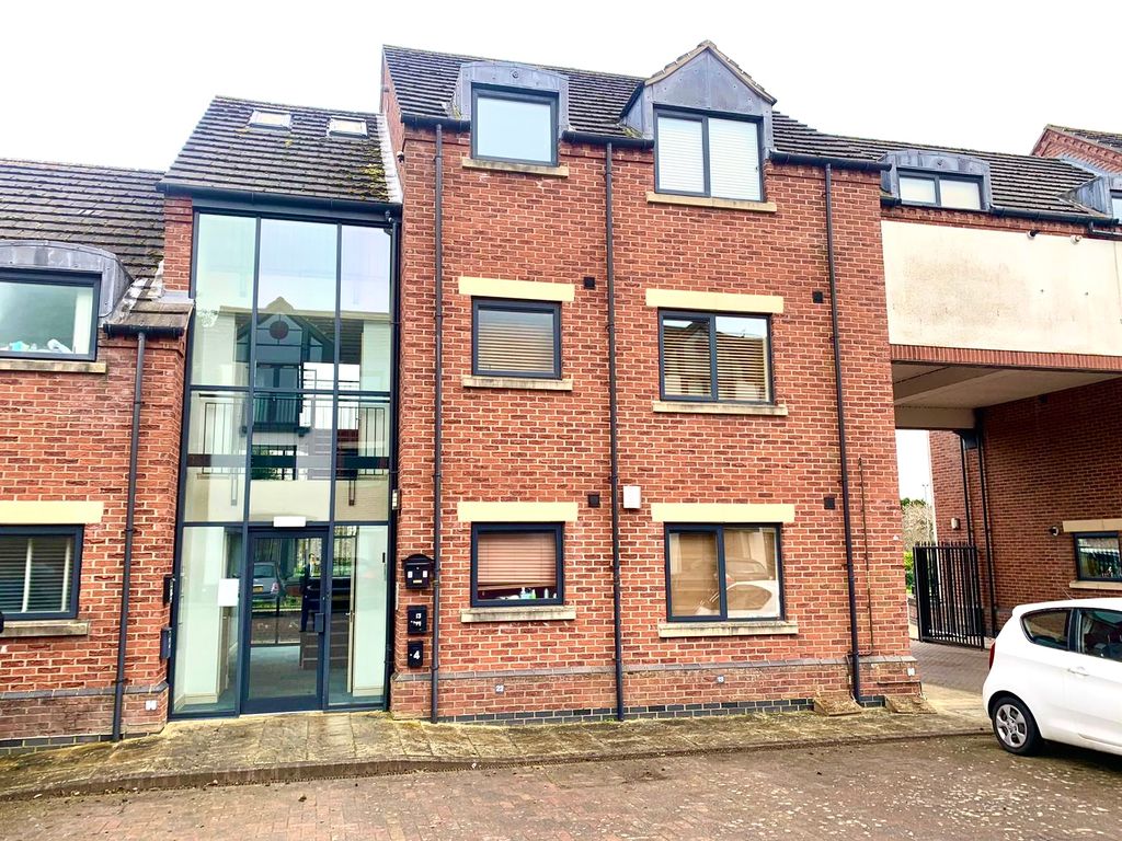 3 bed flat for sale in Lincoln Road, North Hykeham, Lincoln LN6, £165,000 Zoopla