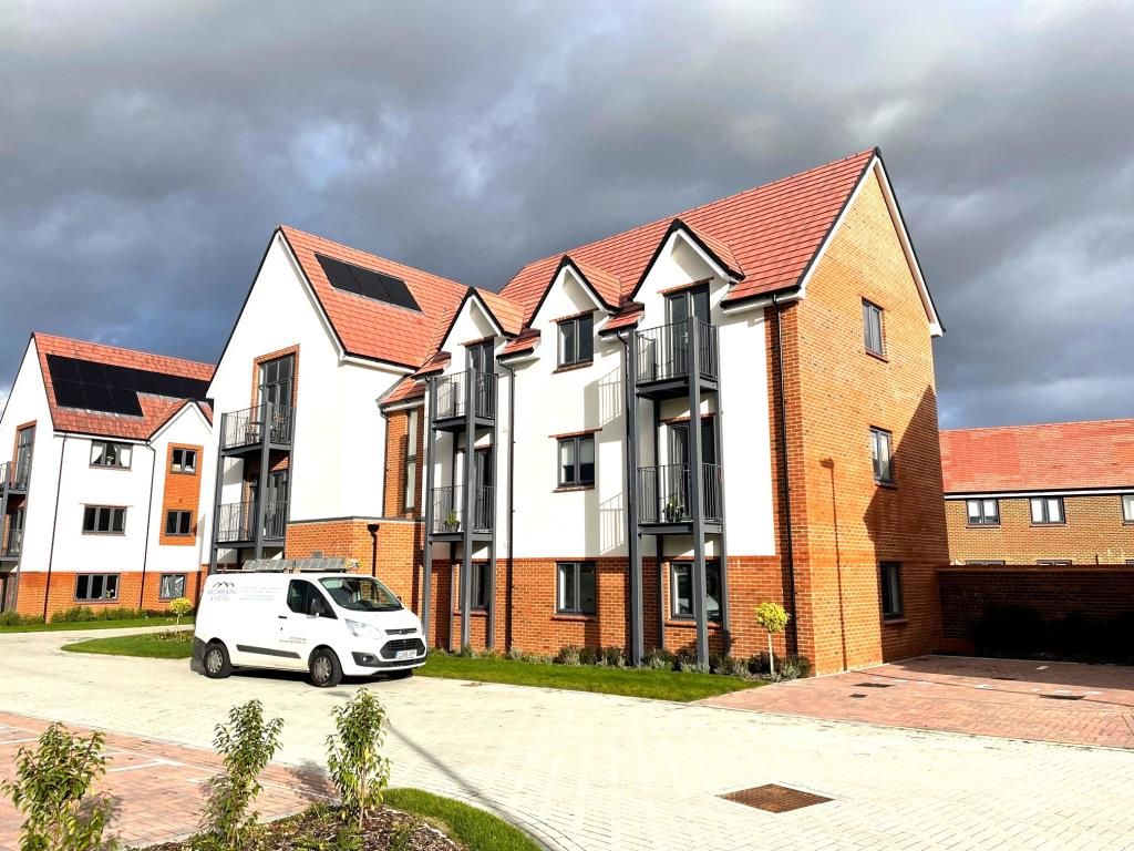 2 bed flat to rent in Quiller Avenue, Arborfield Green RG2, £1,600 pcm