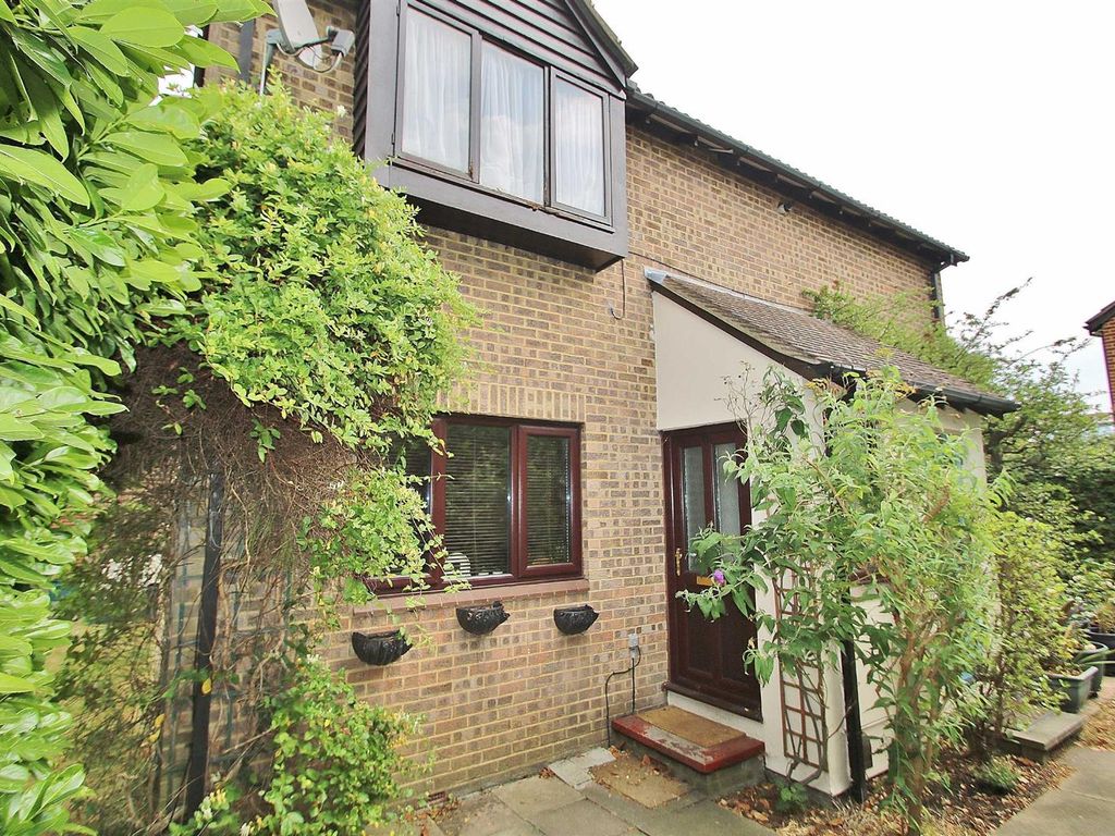 2 bed for sale in Connaught Gardens, Morden SM4, £315,000