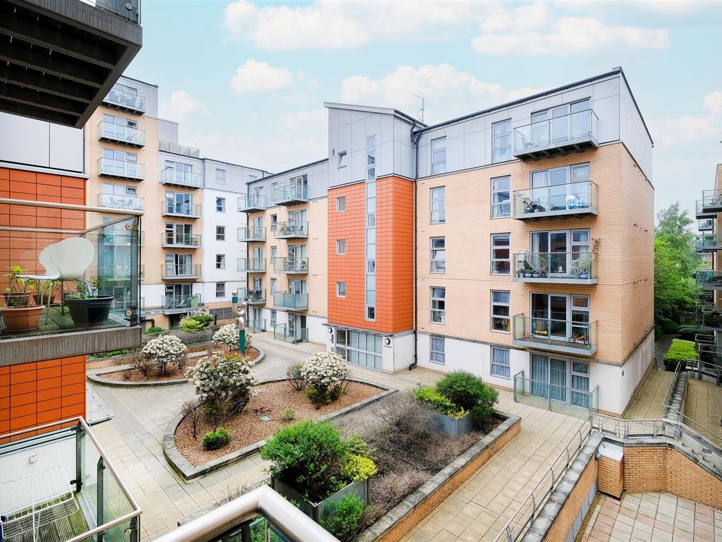 1 bed flat for sale in Lyndon House, Queen Mary Avenue, South Woodford