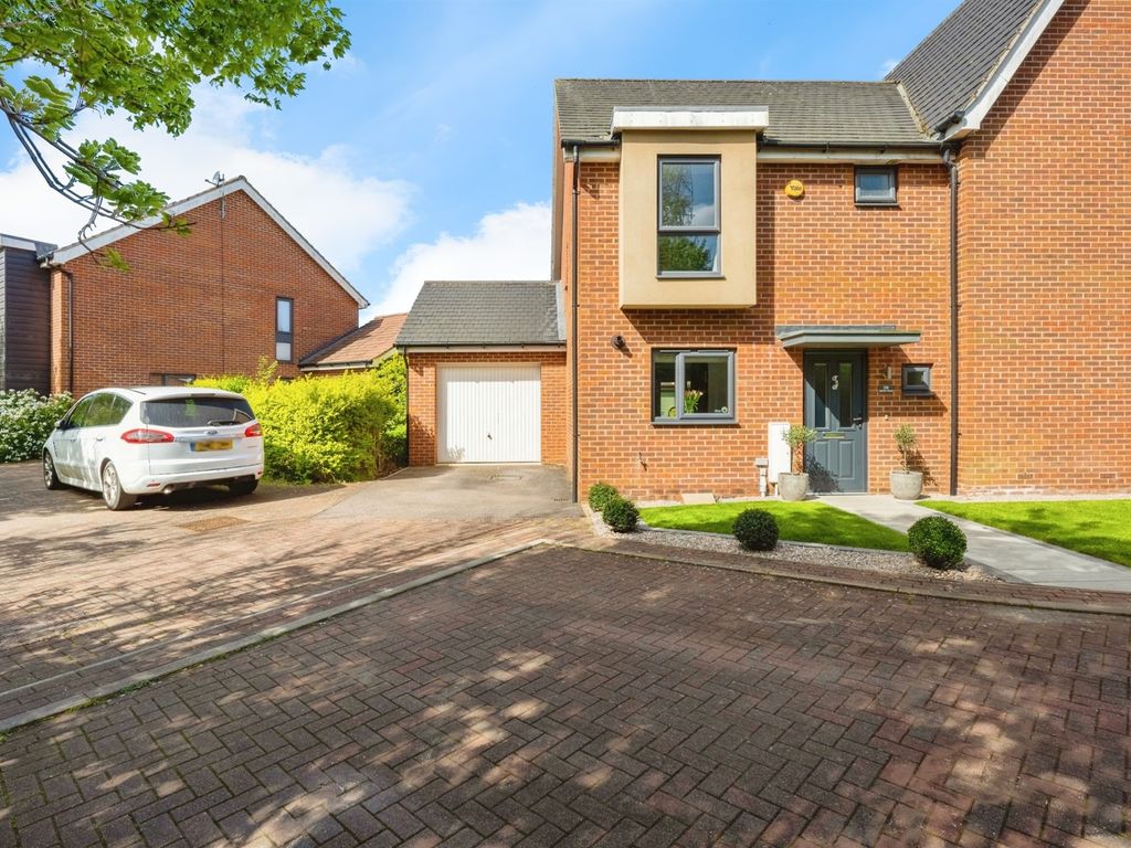 3 bed semidetached house for sale in Spitfire Road, Upper Cambourne
