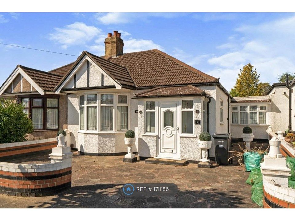4 bed bungalow to rent in Lime Grove, Ilford IG6 Zoopla