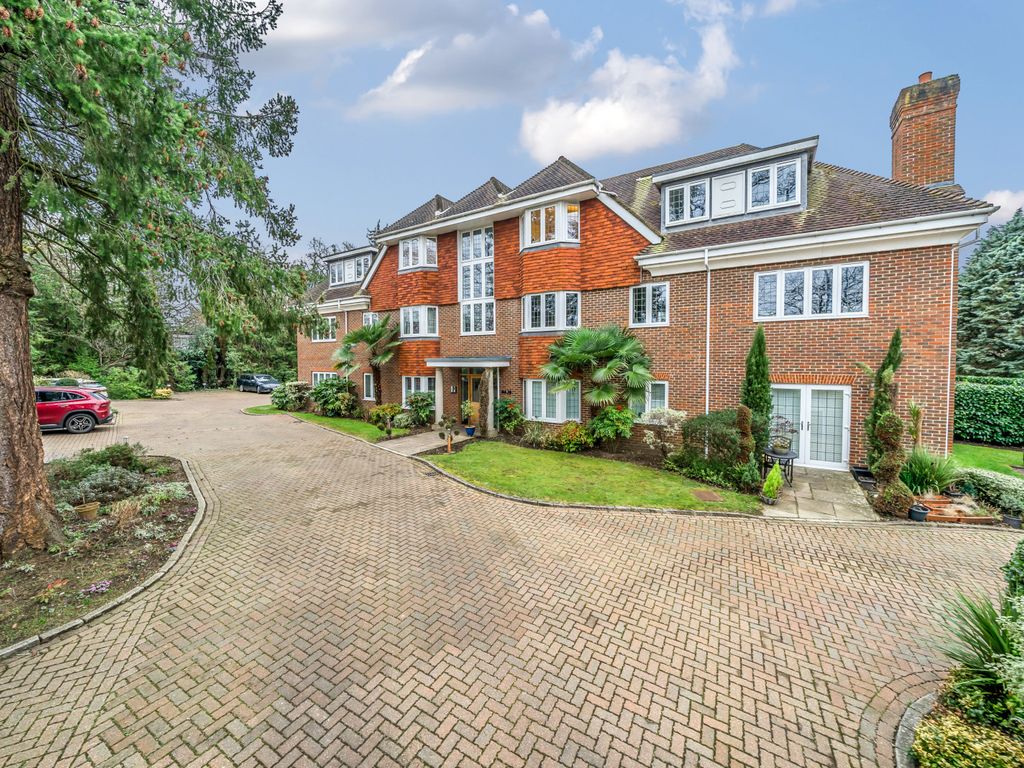 2 bed flat for sale in Sheerwater Road, West Byfleet KT14, £400,000