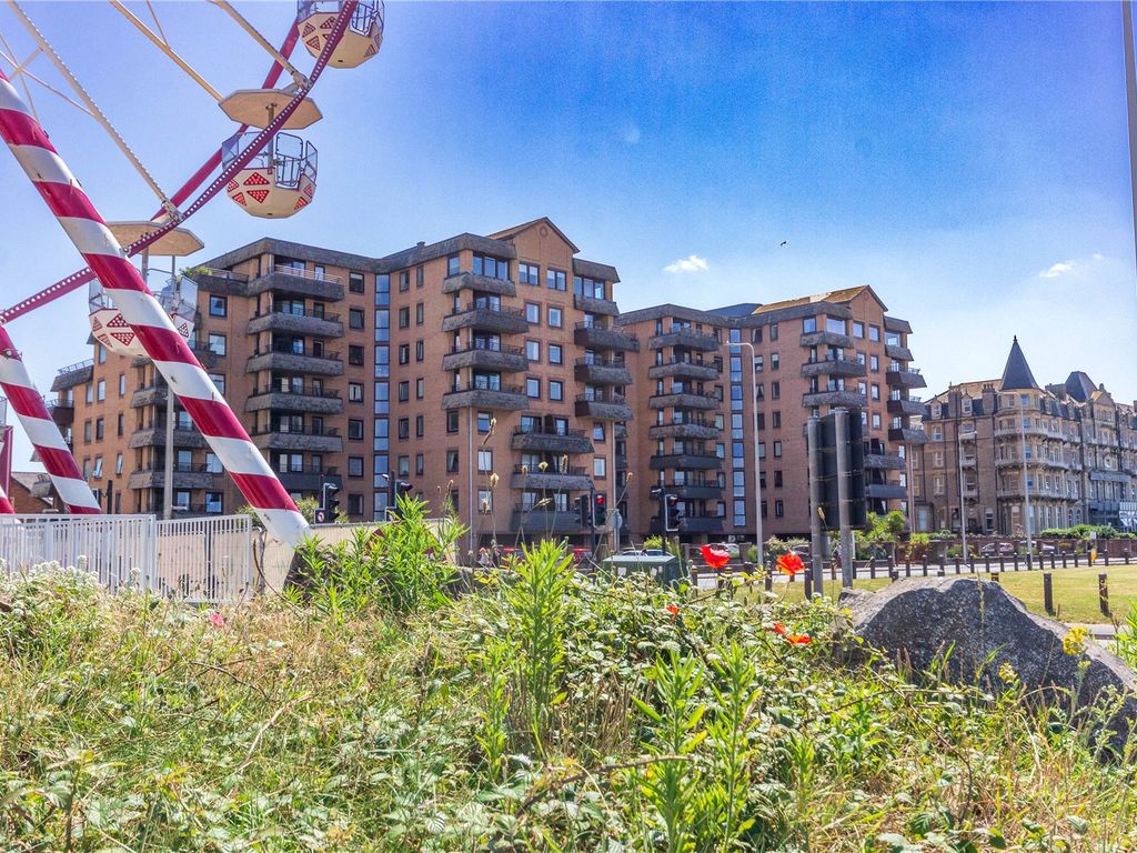 2 bed flat for sale in Carlton Mansions North, Beach Road, WestonSuper