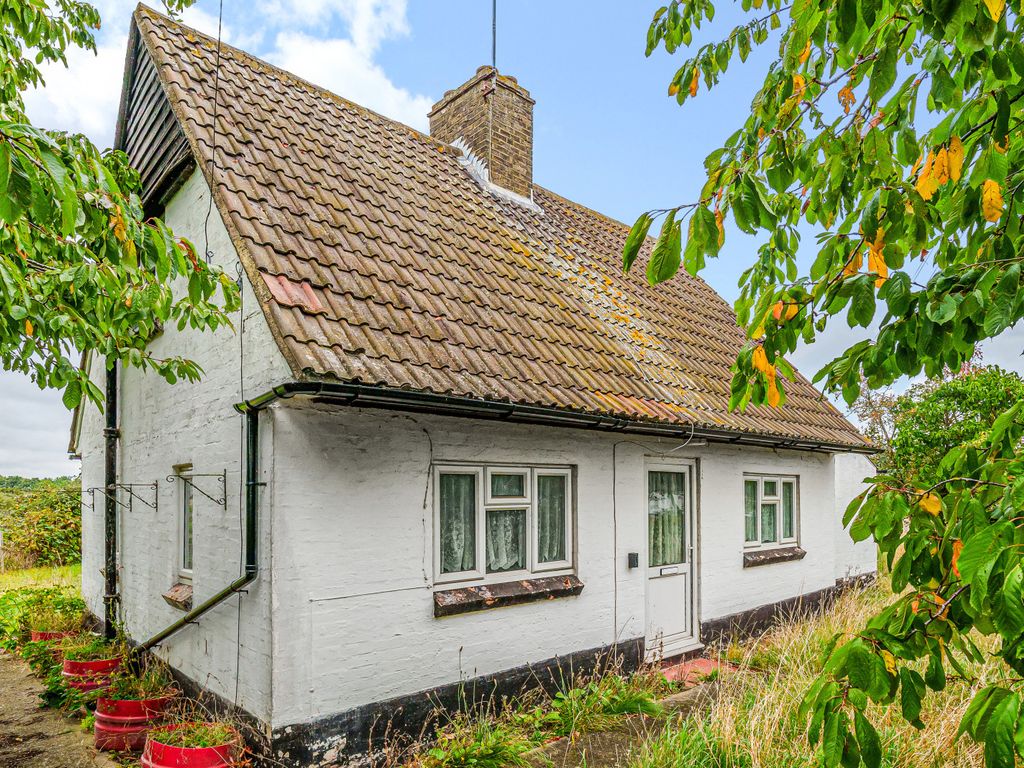 2 bed detached house for sale in Clockhouse Lane, Ashford TW15, £