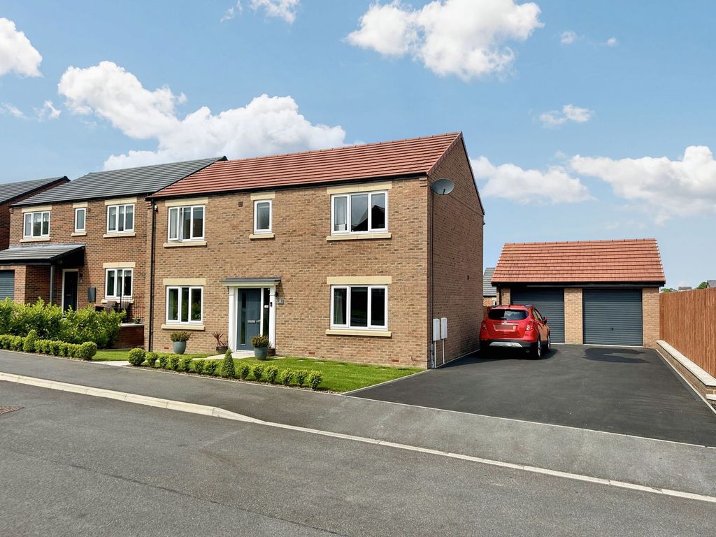 4 bed detached house for sale in Oakfield Gardens, Peterlee SR8, £