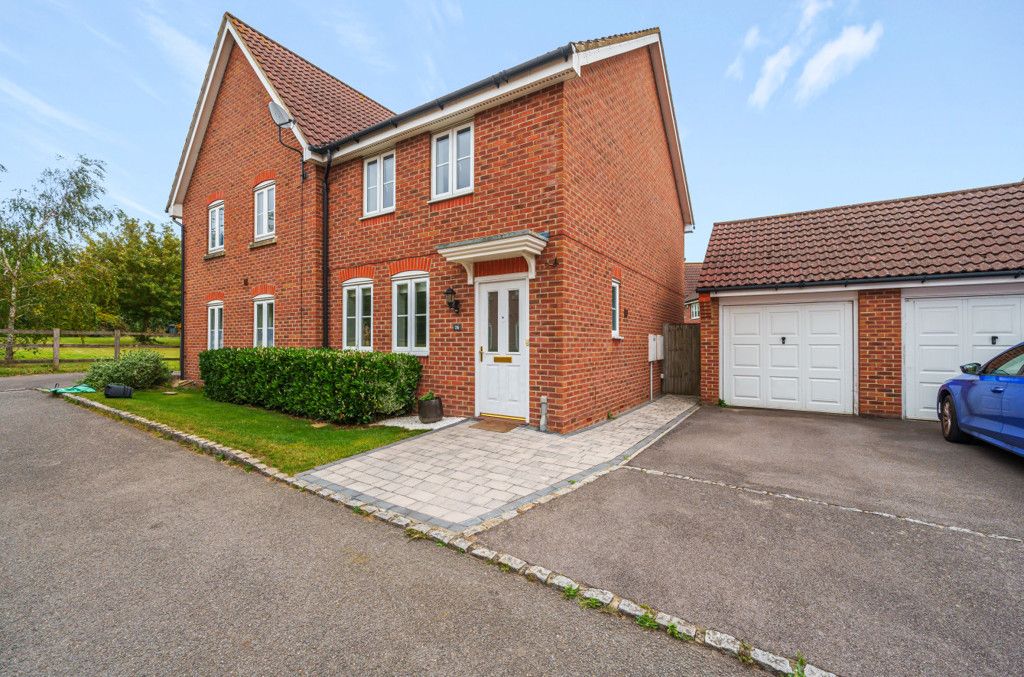 3 bed semidetached house for sale in Chrysanthemum Drive, Shinfield