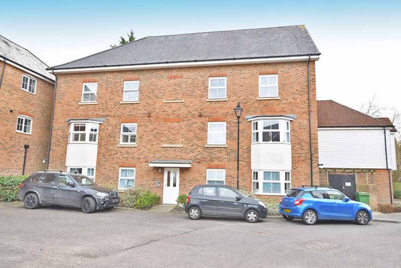 2 bed flat to rent in Edelin Road, Bearsted, Maidstone ME14, £1,250 pcm