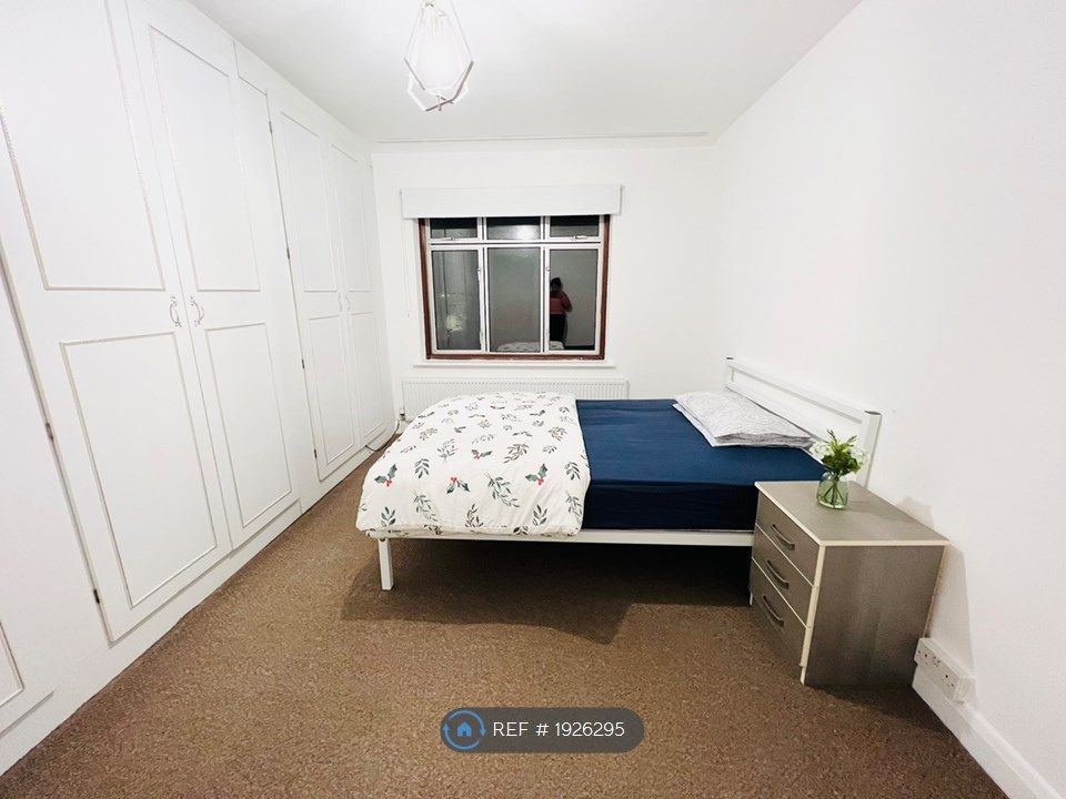 Room to rent in Oakleafe Gardens, Ilford IG6, £800 pcm Zoopla