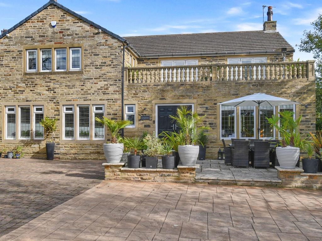 4 bed detached house for sale in Rufford Avenue, Yeadon, Leeds LS19, £