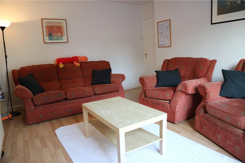 4 bed semidetached house to rent in Aldershot Road, Guildford, Surrey