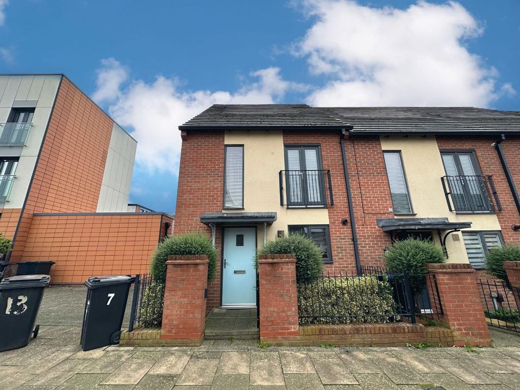 3 bed semidetached house to rent in Gifford Lane, Upton, Northampton