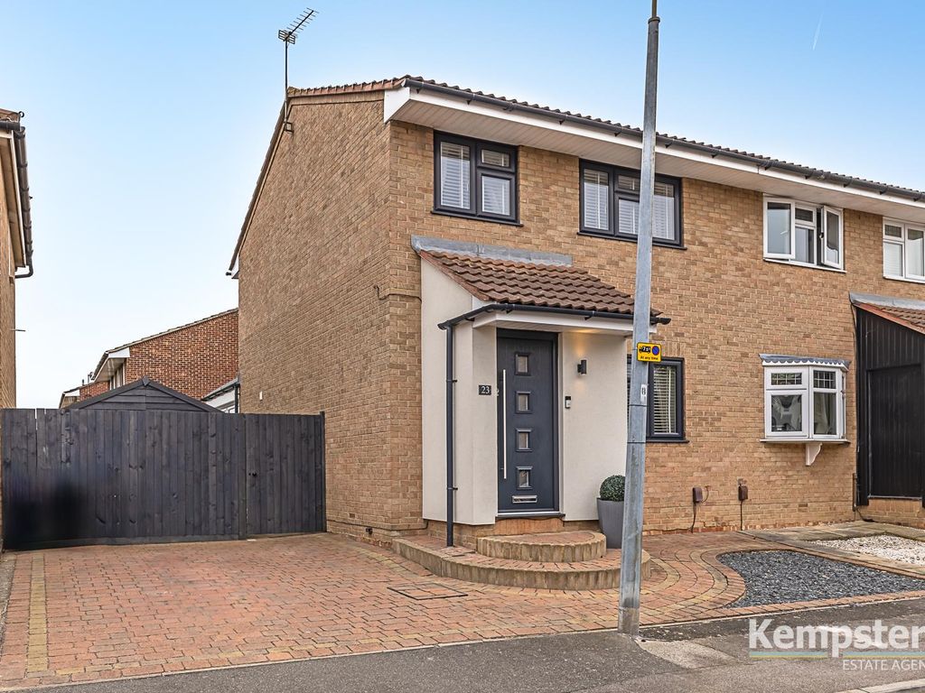 3 bed semidetached house for sale in Medlar Road, Little Thurrock