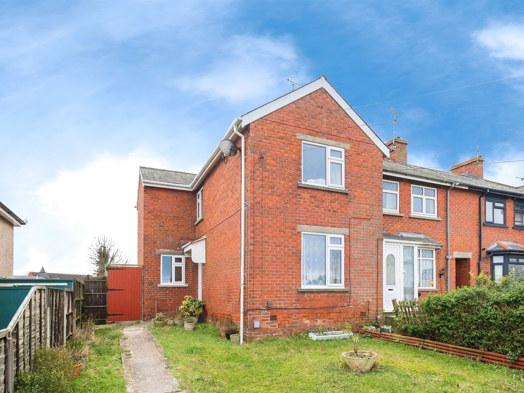 3 bed end terrace house for sale in Whitworth Road, Swindon SN25, £