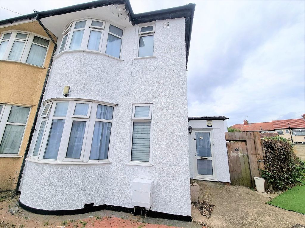 3 bed end terrace house for sale in Hart Grove, Southall UB1, £499,950