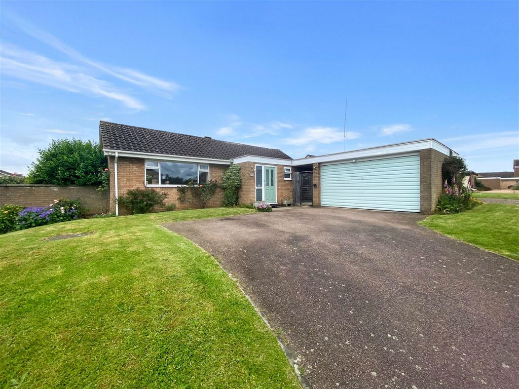 3 bed bungalow for sale in Chester Gardens, Grantham, Lincolnshire NG31, £335,000 Zoopla