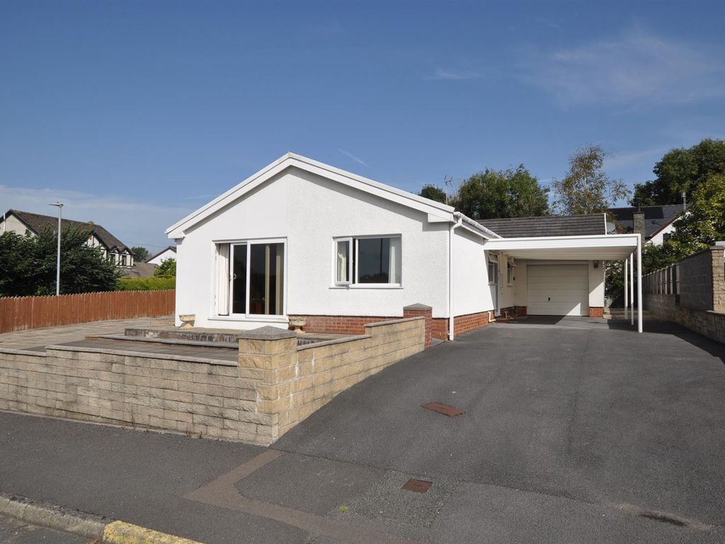 3 bed detached bungalow for sale in CoedYFelin, Abergwili, Carmarthen