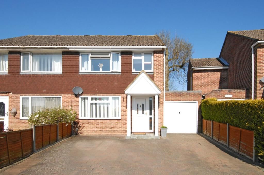 3 bed semidetached house to rent in Thatcham, Berkshire RG18, £1,550