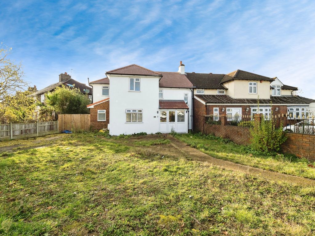 5 bed semidetached house for sale in Jutsums Lane, Romford RM7, £