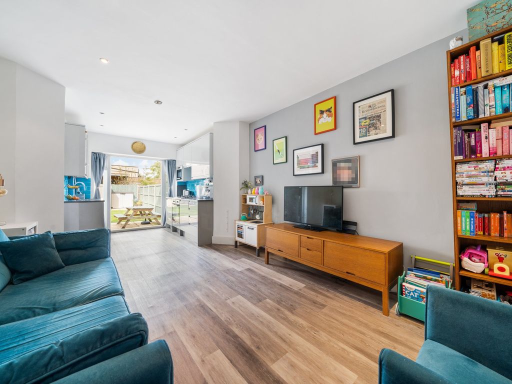 2 bed flat to rent in Wolves Lane, Palmers Green, London N13, £1,850