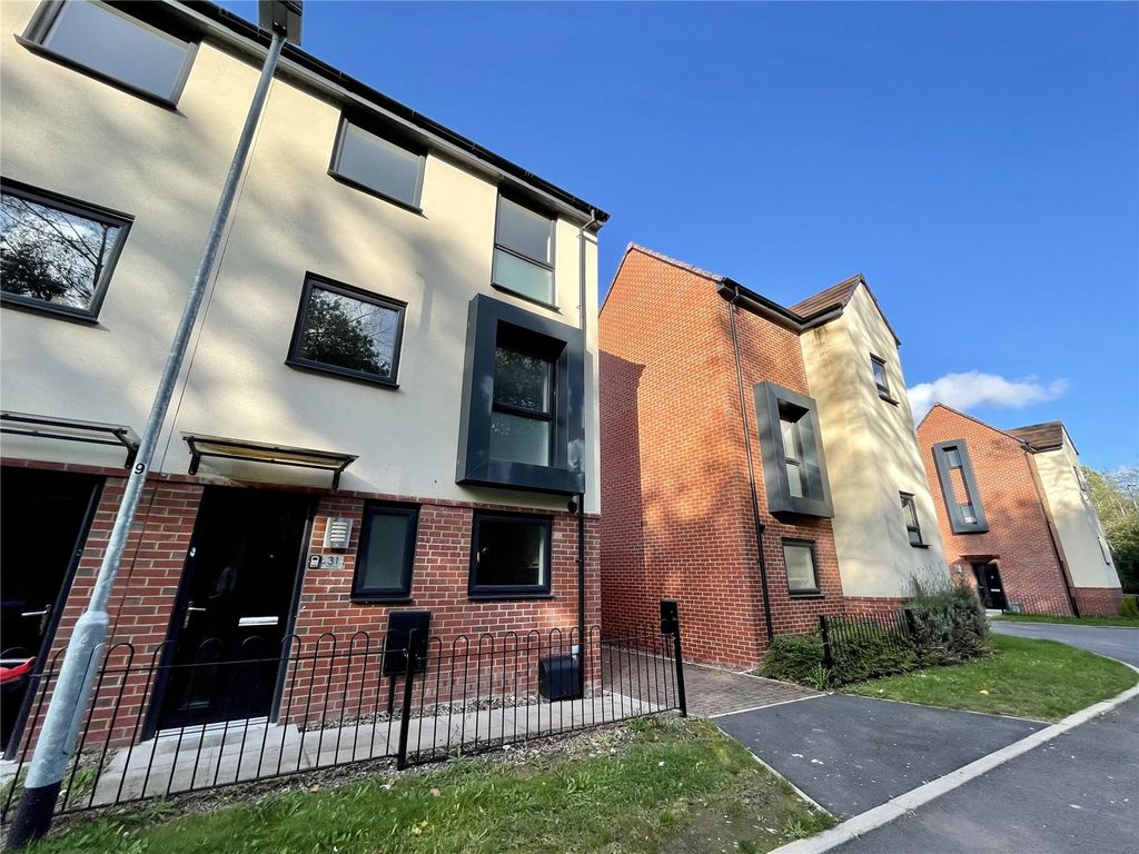 4 bed semidetached house to rent in Bridle Walk, Donnington, Telford
