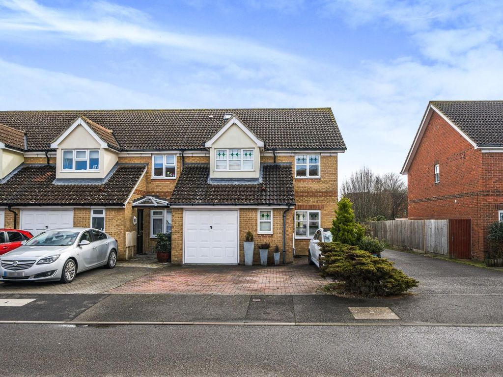 4 bed end terrace house for sale in Chaffinch Drive, Kingsnorth