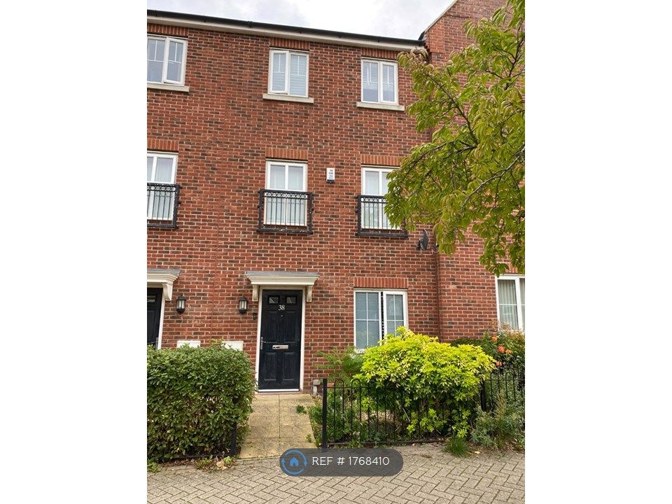 4 bed terraced house to rent in Eagle Way, Hampton Vale, Peterborough