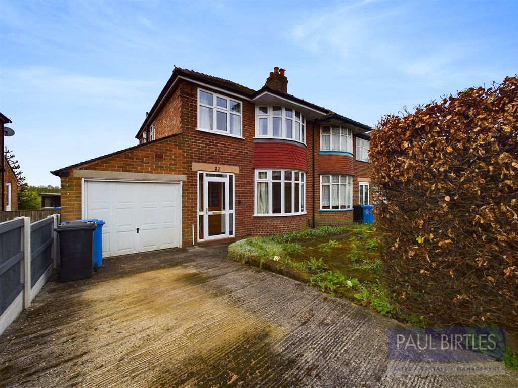 3 bed semidetached house for sale in Meadow Close, Stretford
