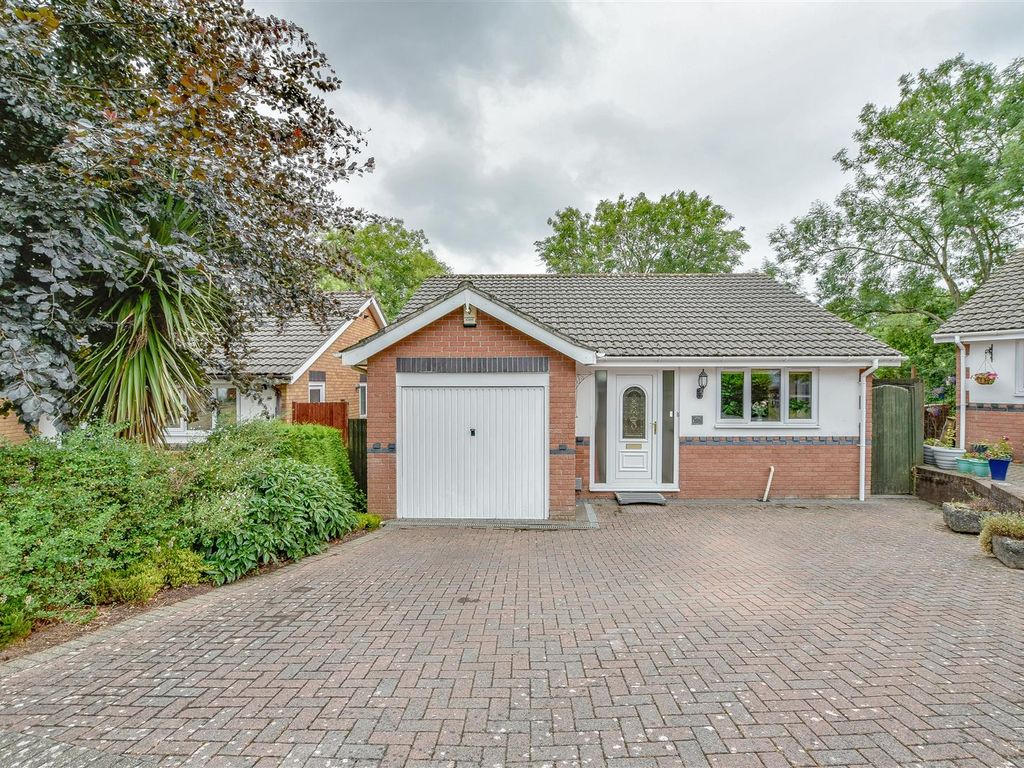 3 bed detached house for sale in Brookfield Avenue, Barry CF63, £