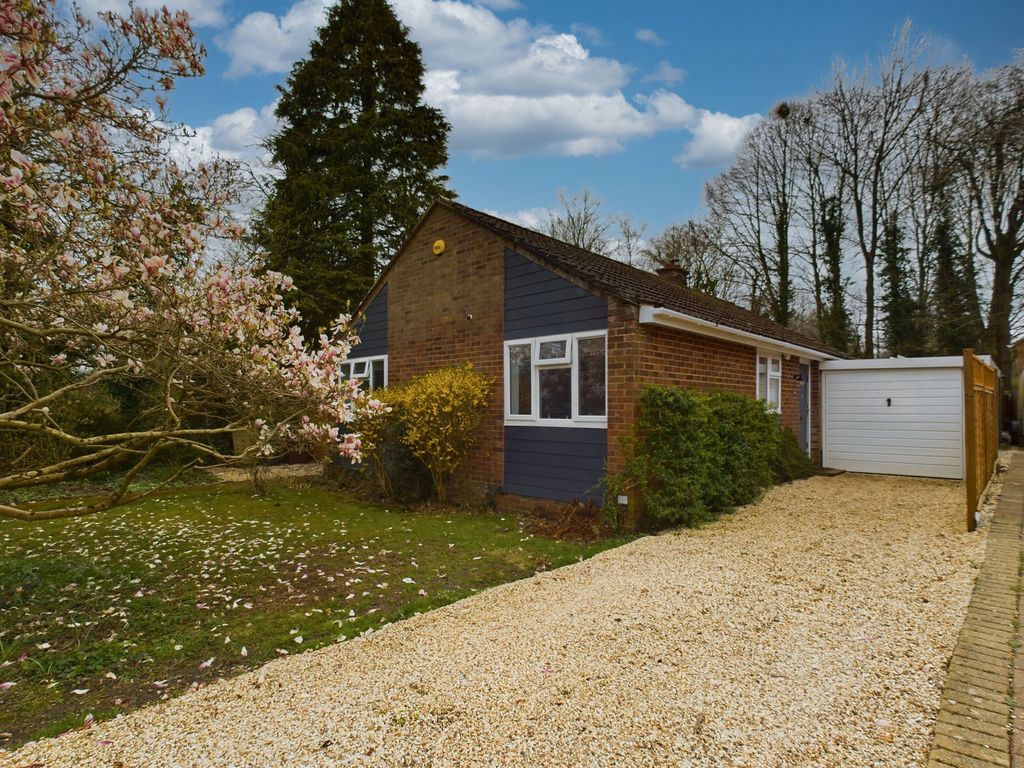 3 bed detached bungalow for sale in Barlows Road, Tadley RG26, £425,000