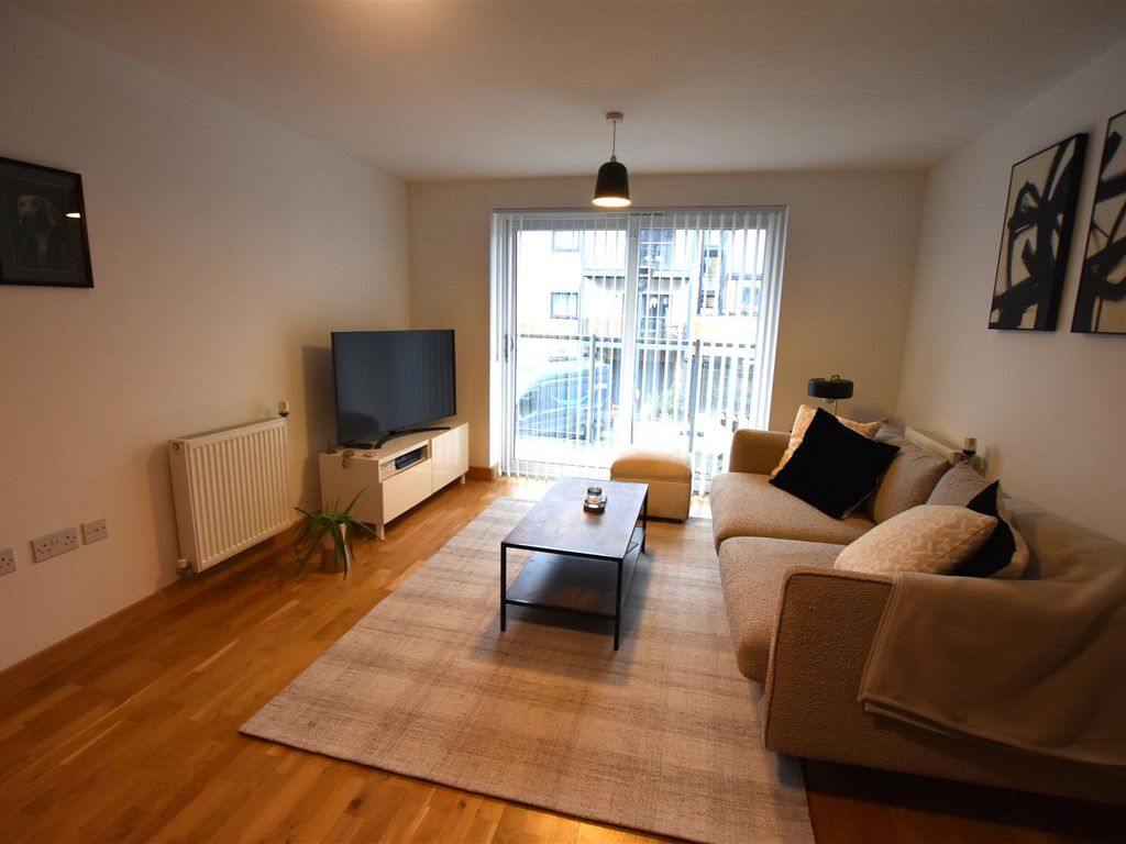 1 bed flat to rent in Wintergreen Boulevard, West Drayton UB7, £1,495