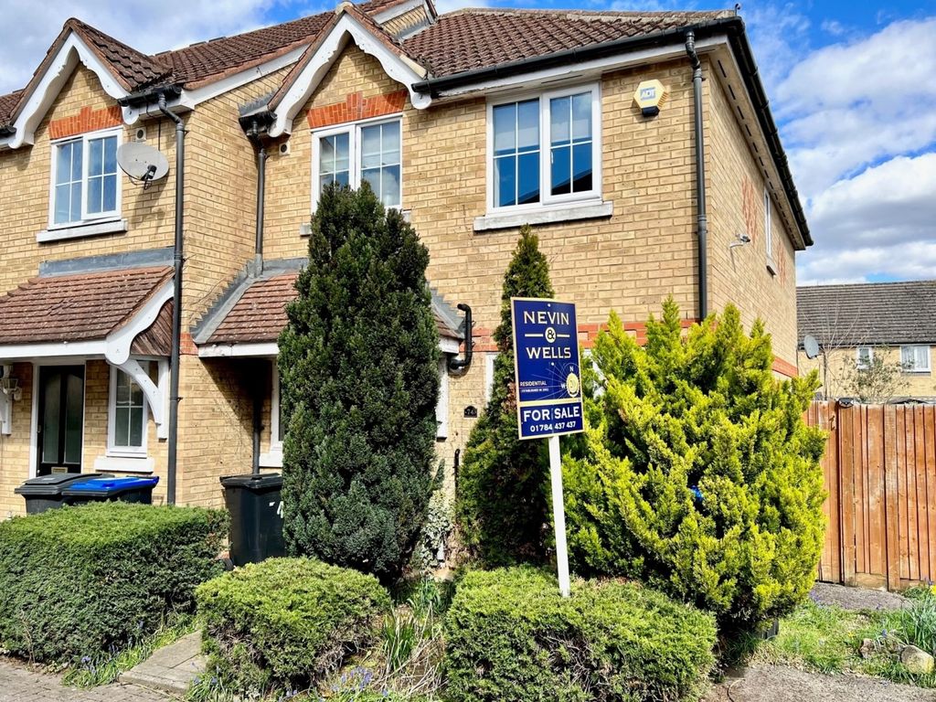 3 bed end terrace house for sale in Nightingale Shott, Egham, Surrey