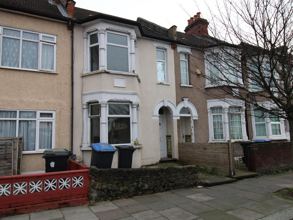 3 bed property to rent in Hertford Road, Edmonton, London N9, £1,900
