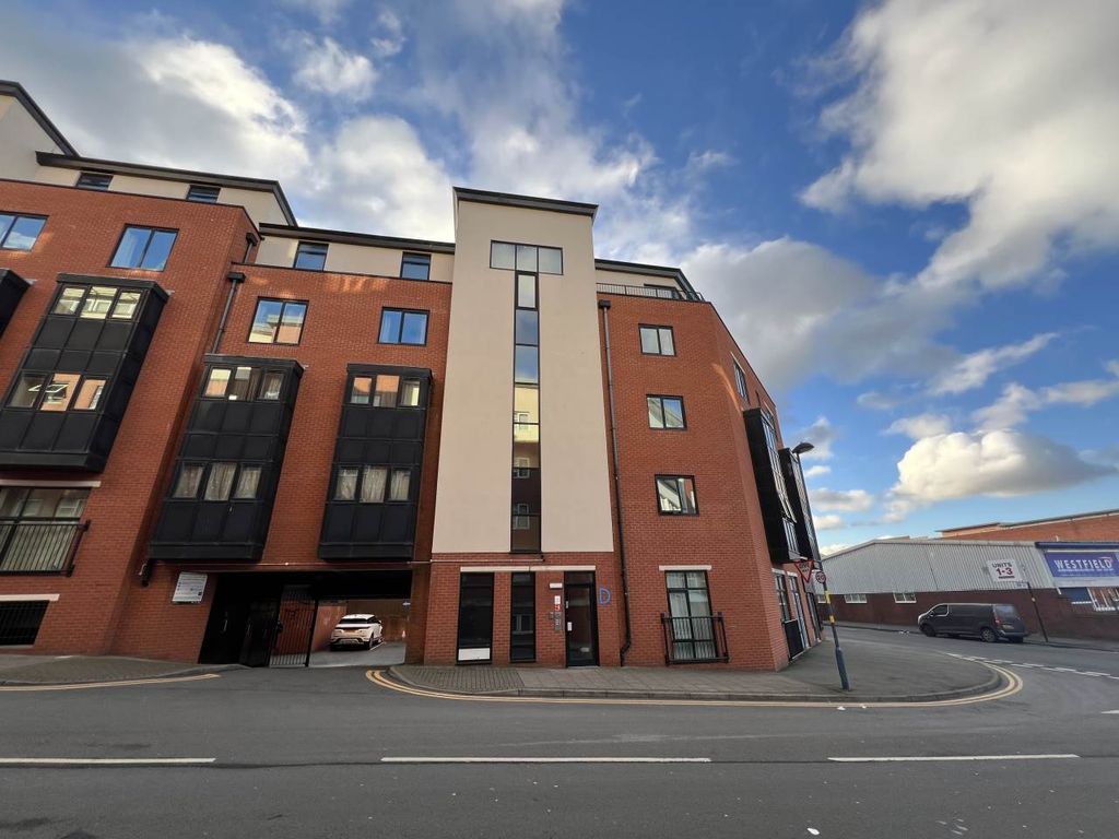 2 bed flat to rent in Kings Court Plaza, Townsend Way, Birmingham B1, £