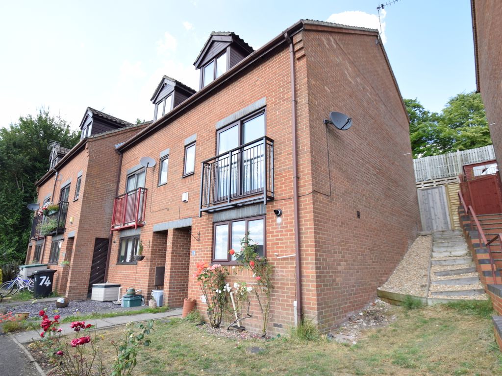 3 bed terraced house to rent in Wyatt Close, Downley, High