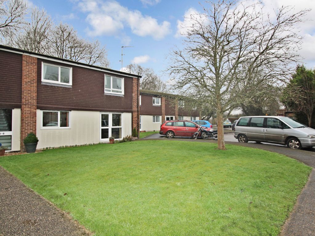 2 bed flat to rent in Badgers Way, Loxwood, Billingshurst RH14, £1,050
