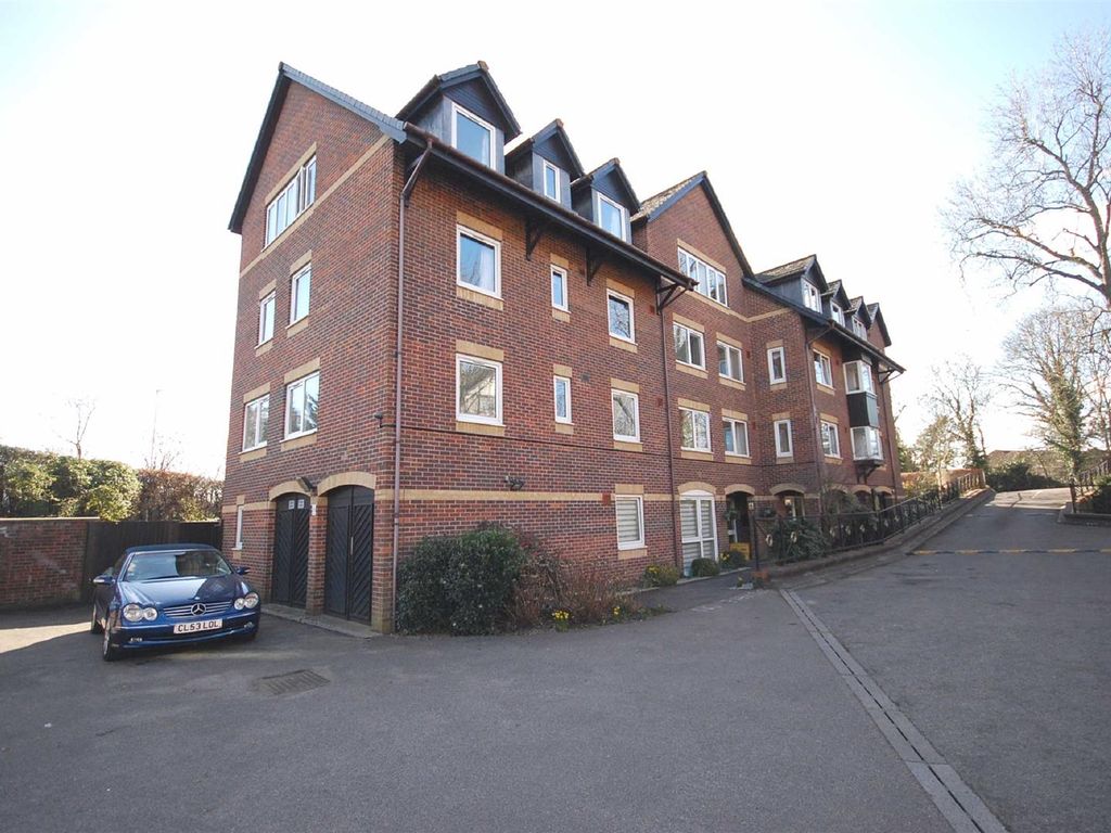 2 bed flat for sale in Masters Court, Wood Lane, Ruislip HA4, £300,000