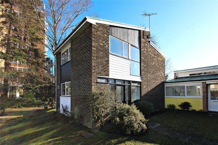 4 bed detached house to rent in Oak Bank, Woking GU22, £1,960 pcm Zoopla