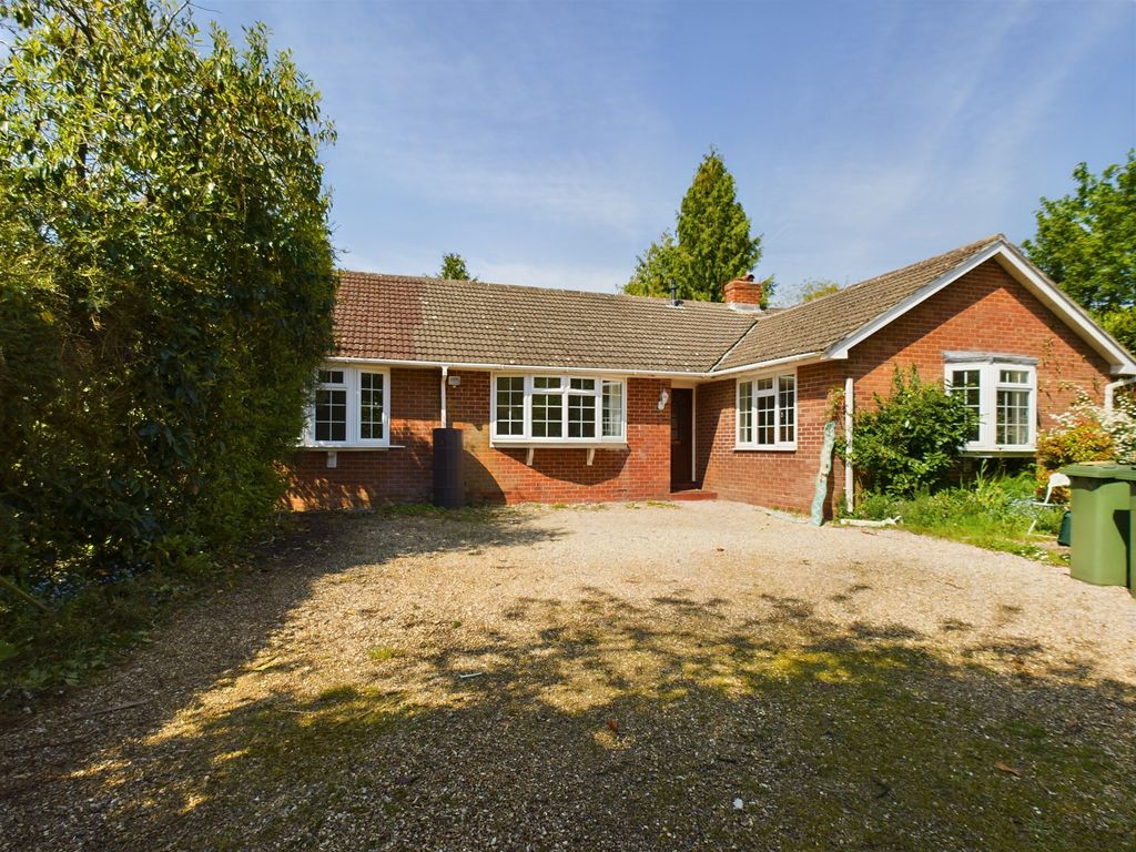 4 bed detached bungalow for sale in Broad Halfpenny Lane, Tadley RG26