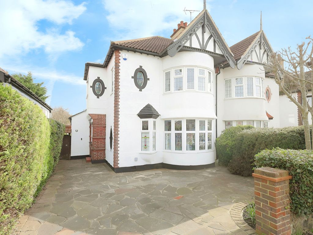 3 bed semidetached house for sale in Thames Drive, LeighOnSea SS9, £
