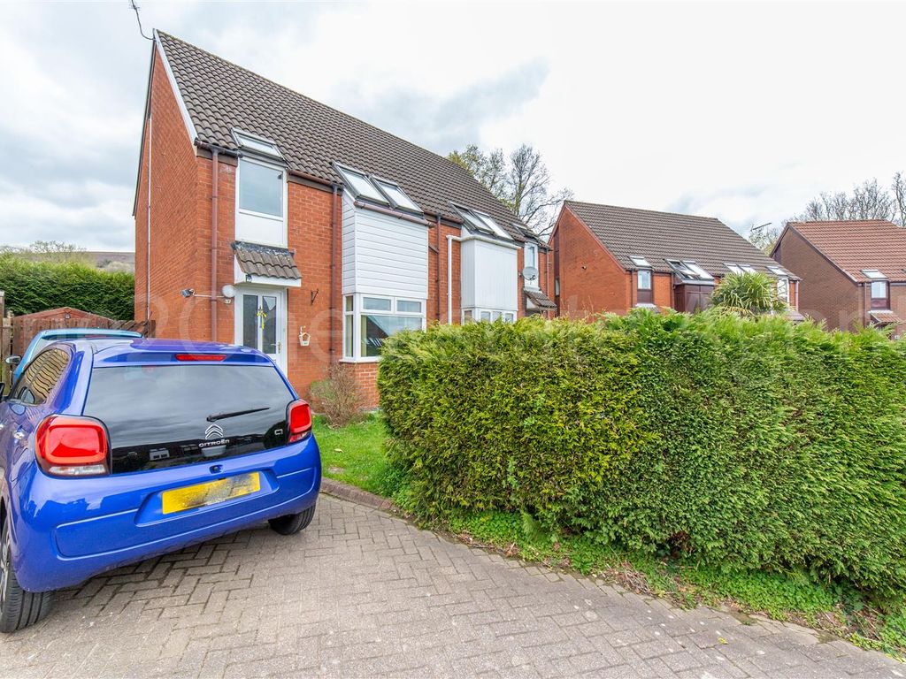 3 bed semidetached house for sale in Five Locks Close, Pontnewydd